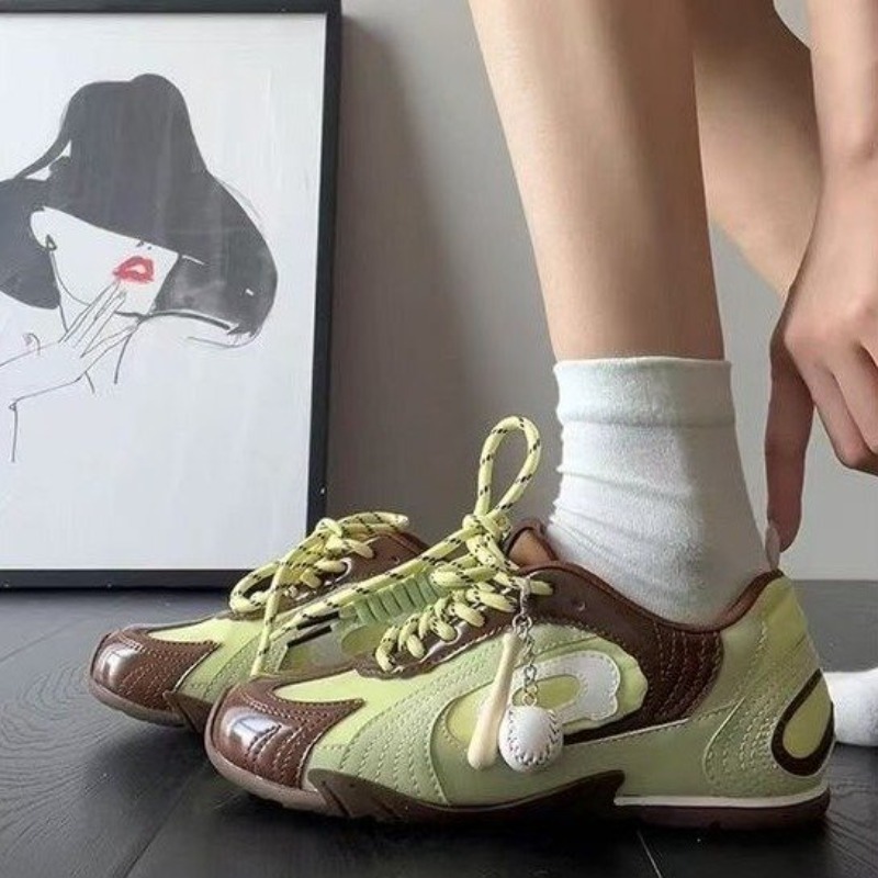 Women Shoes Brown Colour - أحذية رياضية نسائية عتيقة الطراز بتصميم