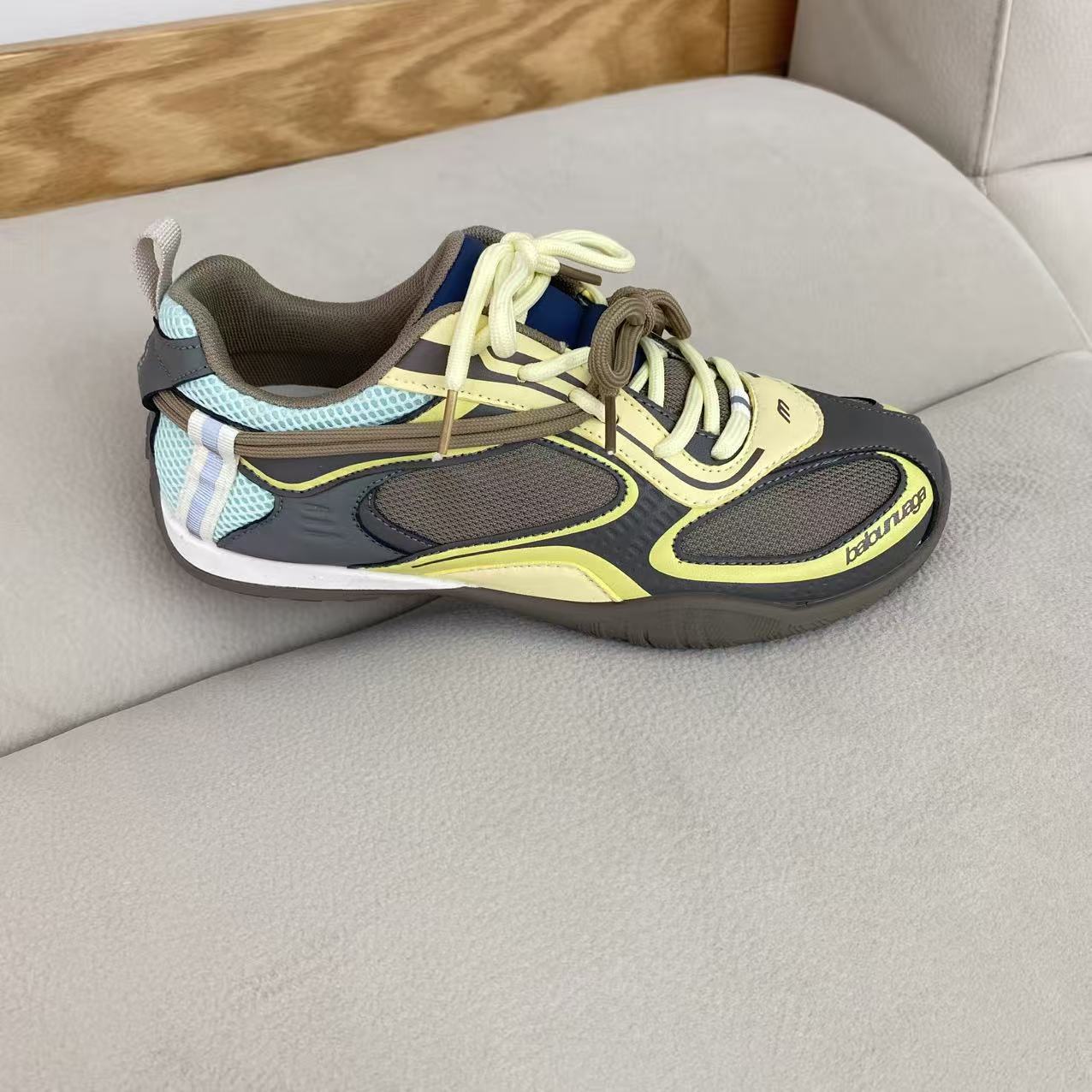 Women Shoes Qc - أحذية رياضية نسائية ريترو سبايسي جيرل،